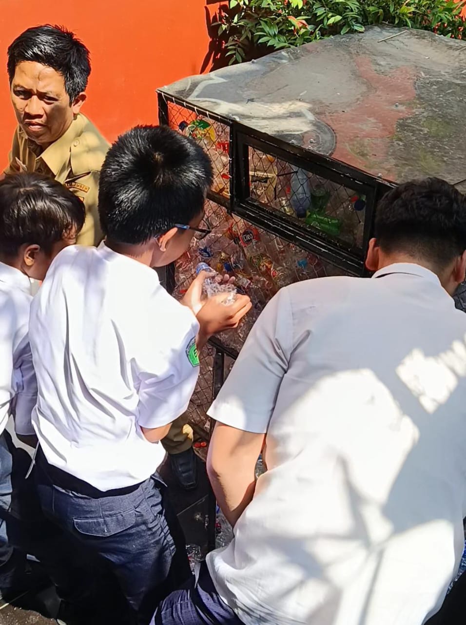 Pengelolaan Sampah Botol dan Perawatan Tanaman